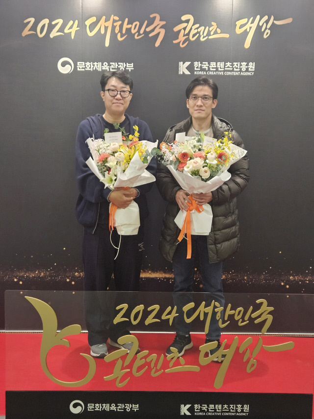 김형석(사진 왼쪽) 슈퍼크리에이티브 공동대표와 강기현 공동대표가 11일 서울 삼성 코엑스에서 열린 '2024 대한민국 콘텐츠 대상' 시상식에서 해외진출 유공상을 수상하고 기념촬영하는 모습. 스마일게이트 제공